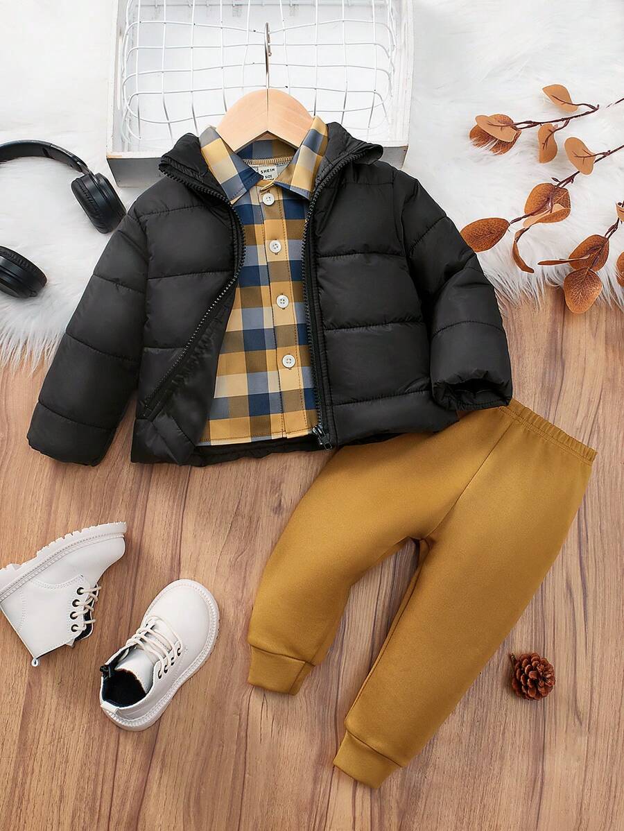SHEIN 3 Stücke/Set Kleinkind Baby Jungen Karohemd, schwarze warme Jacke und Hose Outfit, perfekte Kombination aus klassischem Karodesign und bequemem Material, geeignet für Herbst und Winter, verleiht der Wintergarderobe des Babyjungen Mode und Wärme