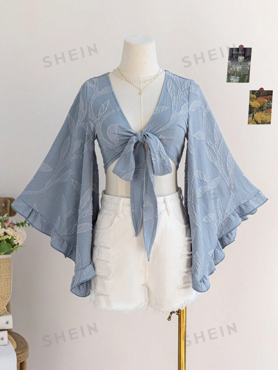 Soleia Camisa de mujer con volantes en los puños, mangas abullonadas y nudo al frente, con textura de trenzado en color marrón claro, ideal para festivales de música hippie