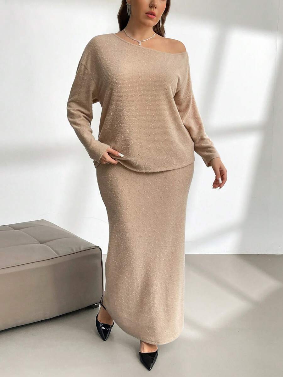 SHEIN Privé Plus-size damesset van 2 stuks: los, fuzzy T-shirt met één schouder en beige fuzzy A-lijn rok, herfst en winter