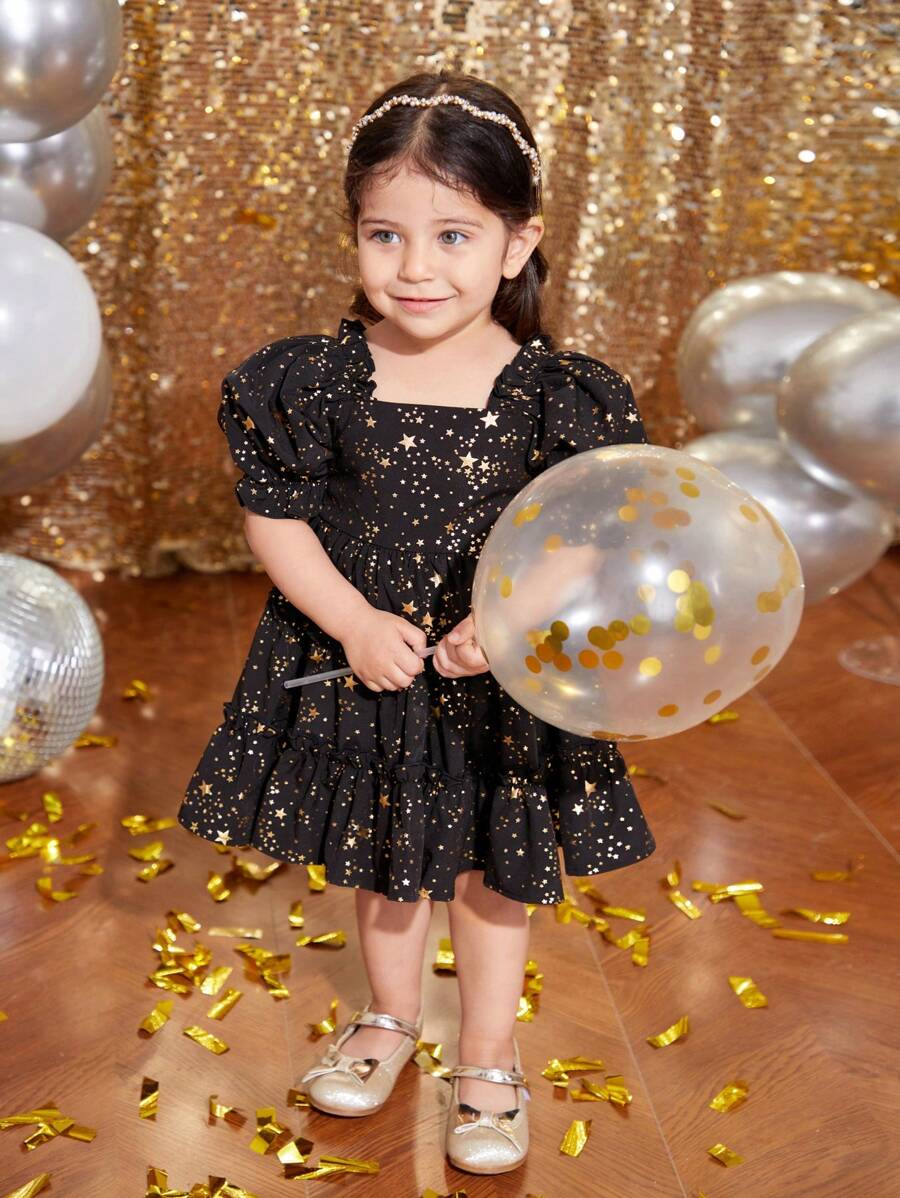 SHEIN Vestido de manga corta con volantes en el bajo con estampado de estrellas negras y doradas para bebé niña, para primavera/verano, apto para Navidad