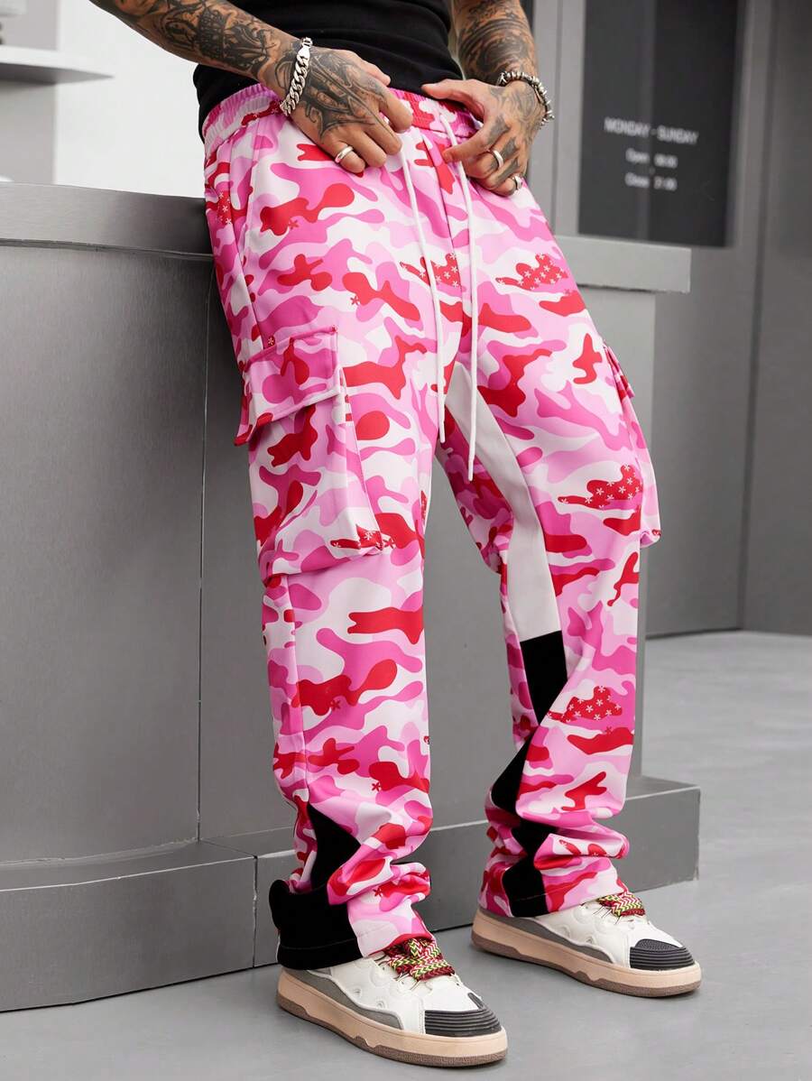 Manfinity EMRG Pantalón de chándal de pierna recta holgada con cintura con cordón y bolsillo plegable con estampado de camuflaje, estilo de moda urbana para hombres