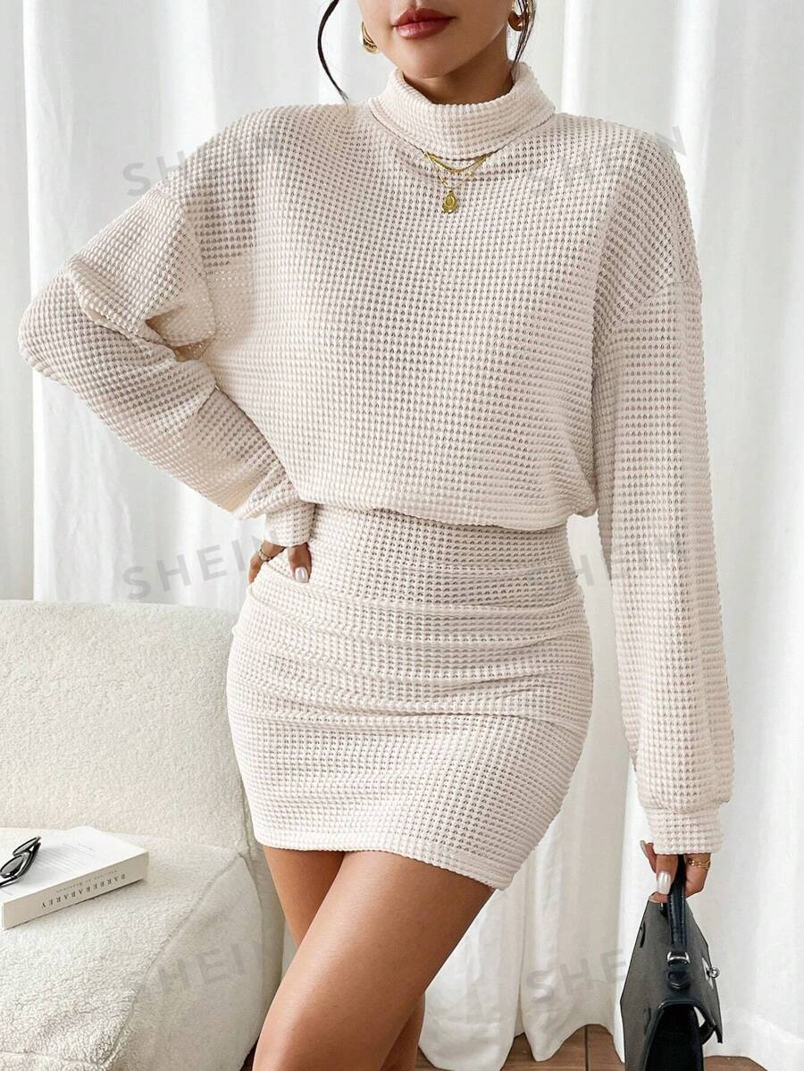 SHEIN Frenchy Vestido casual ajustado de manga larga con cuello alto, cintura drapeada y unicolor para damas