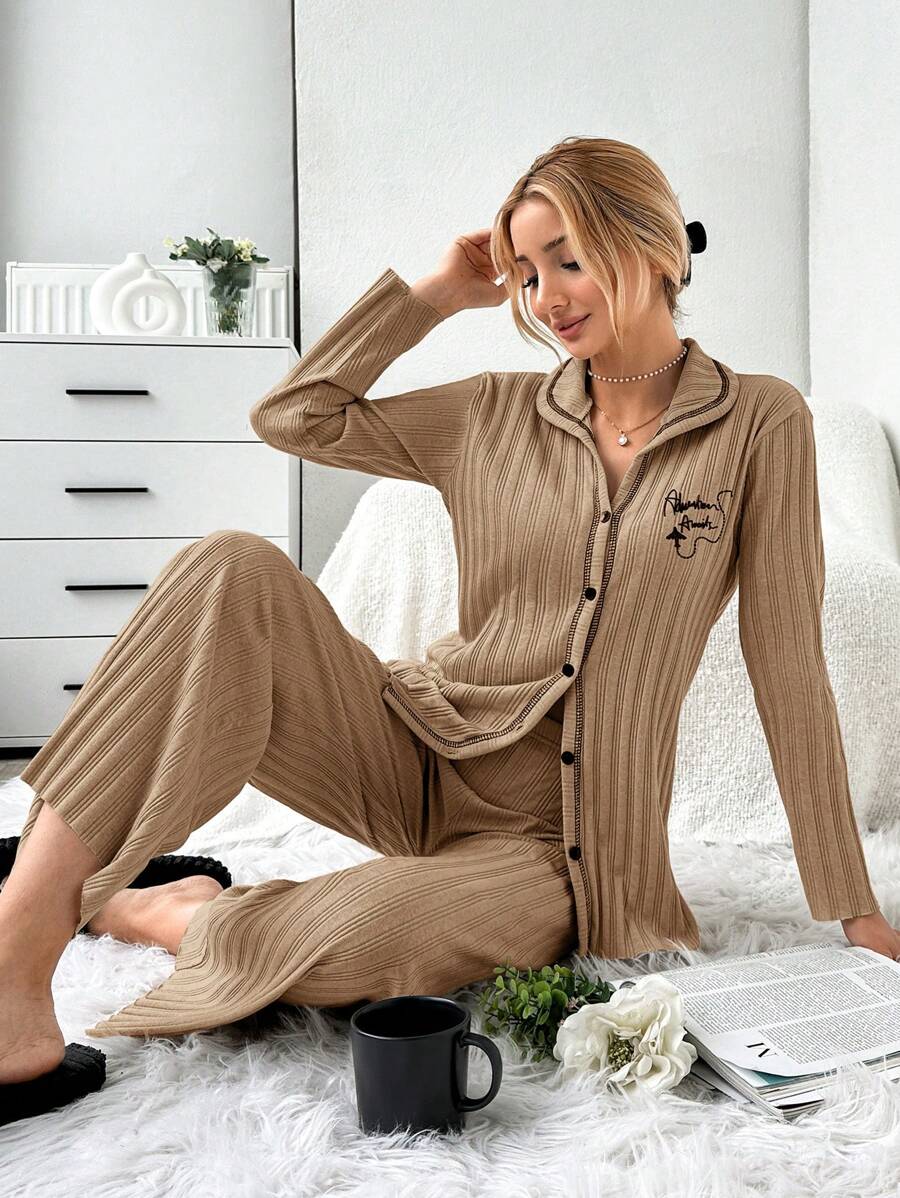 RueChic 2 Stücke Set offene Front Kontrastnaht Platzierter Slogan Muster Rippstrick Pyjamas
