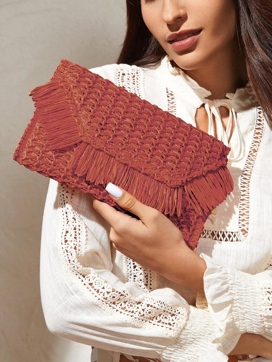 SHEIN VCAY Bolso de mano tipo embrague trenzado de paja con estilo bohemio, de parches y flecos, para vacaciones, San Valentín