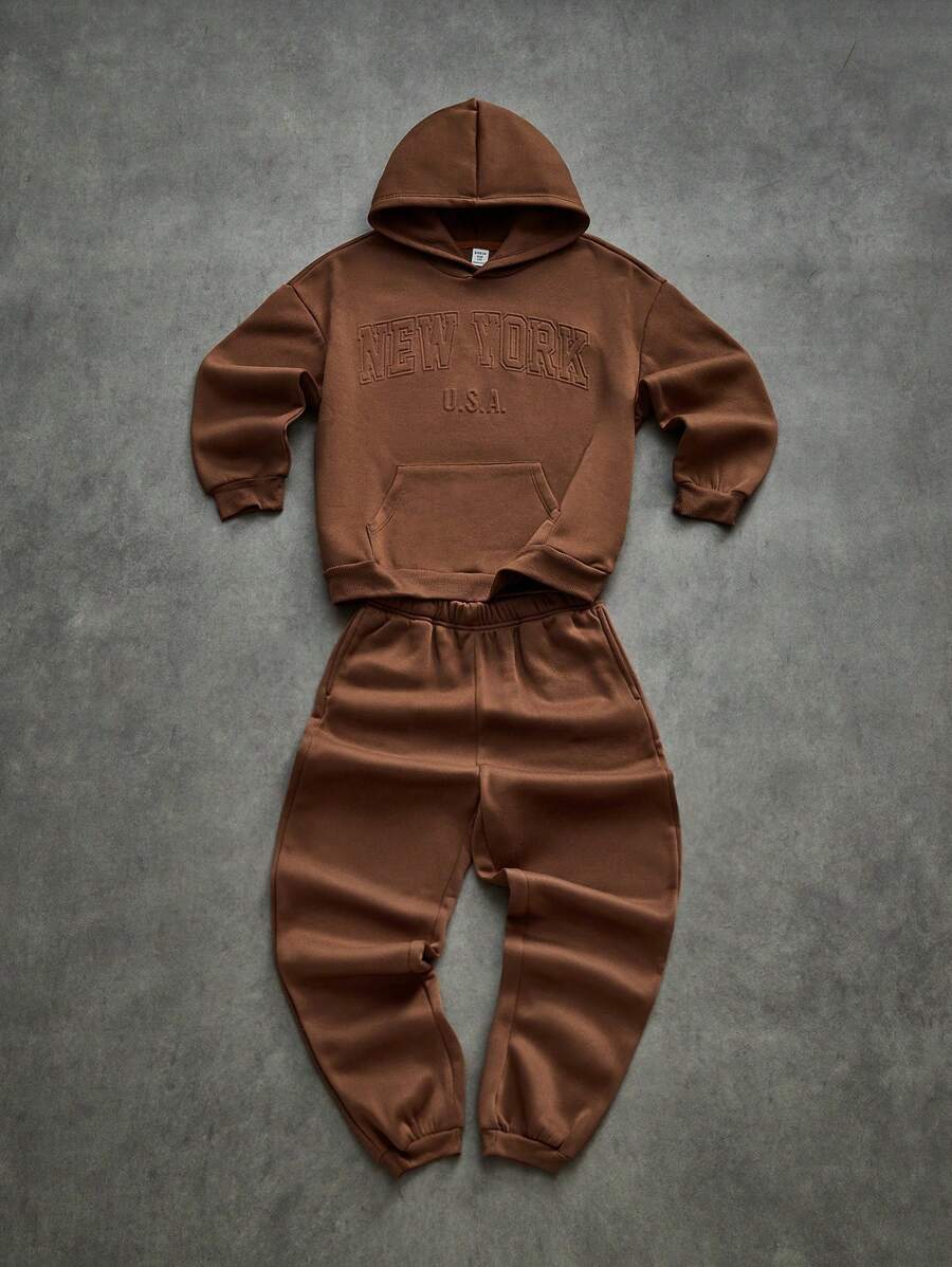 SHEIN Set de 2 piezas de sudadera con capucha y pantalón deportivo de punto liso con patrón de letras en relieve para niño preadolescente, estilo casual