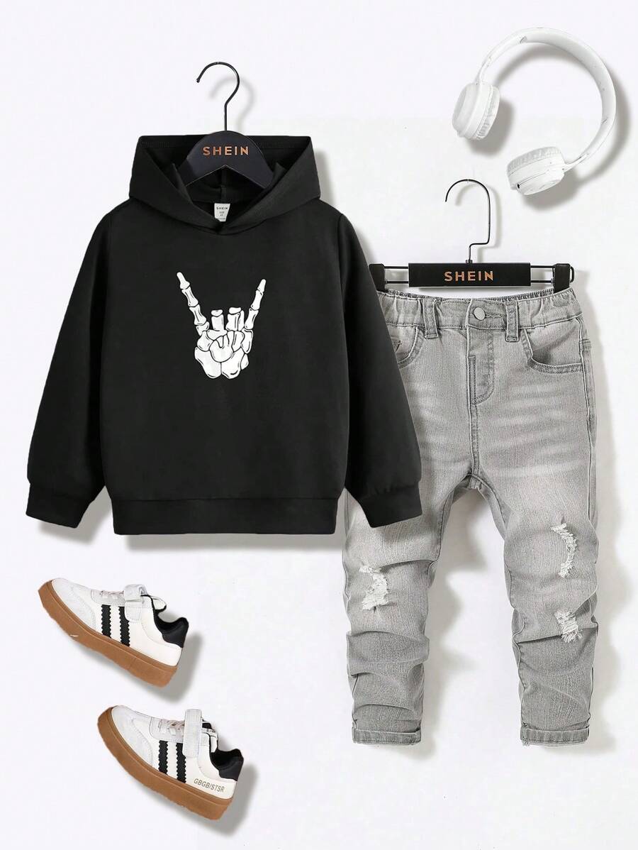 SHEIN Conjunto de 2 piezas para niños pequeños: Sudadera con capucha negra con gráfico de mano de esqueleto blanca y vaqueros grises skinny de mezclilla desgastados y rasgados, outfit de ropa de otoño/invierno para niños pequeños