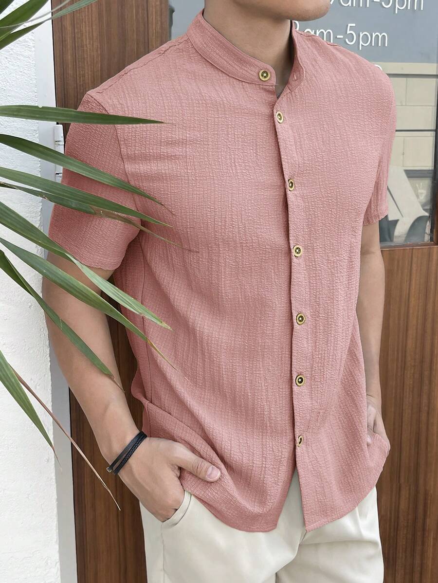 SHEIN X ELOISA & ORSON Manfinity VCAY Camisa casual de manga corta con cuello mao de unicolor tejida para hombres en color rosa