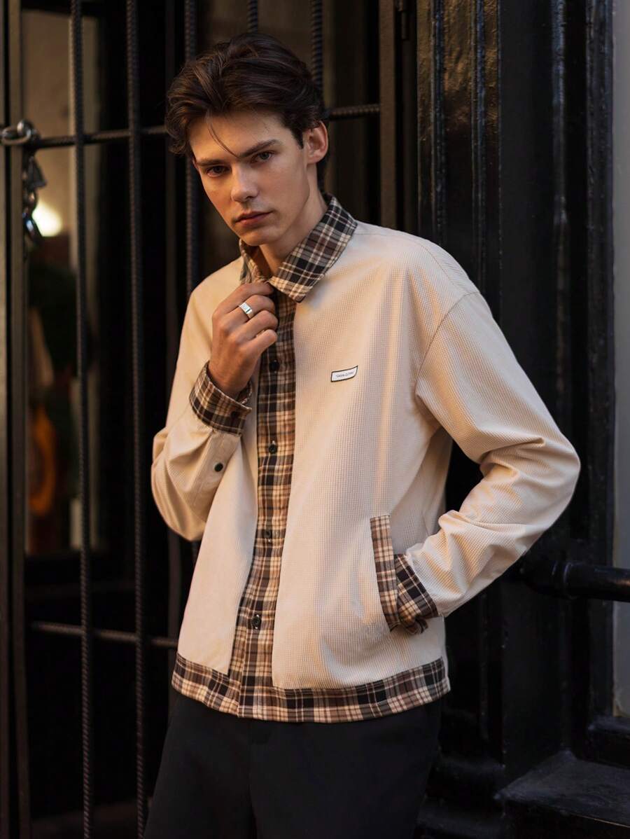 Manfinity VCAY Camisa de manga larga con botones, casual y elegante, con parche de estampado de cuadros y unicolor, para uso diario de hombres jóvenes