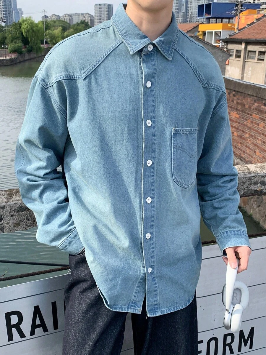 Manfinity Hypemode Camisa casual de mezclilla lavada en azul claro, de ajuste holgado y caída en los hombros para hombres