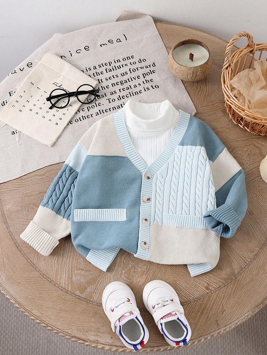 Cardigan colorblock per bambino - design a contrasto di colore blu e blu chiaro/beige, unico e alla moda, maglione lavorato a maglia con bottoni per indossare facilmente, adatto per vari climi, maglione retrò per bambino in stile autunnale/invernale, cardigan in maglia morbido e confortevole, con design casual in stile francese e nordico, adatto per uso domestico, quotidiano, viaggio e ritorno a scuola, tessuto caldo e morbido. Cardigan per bambino