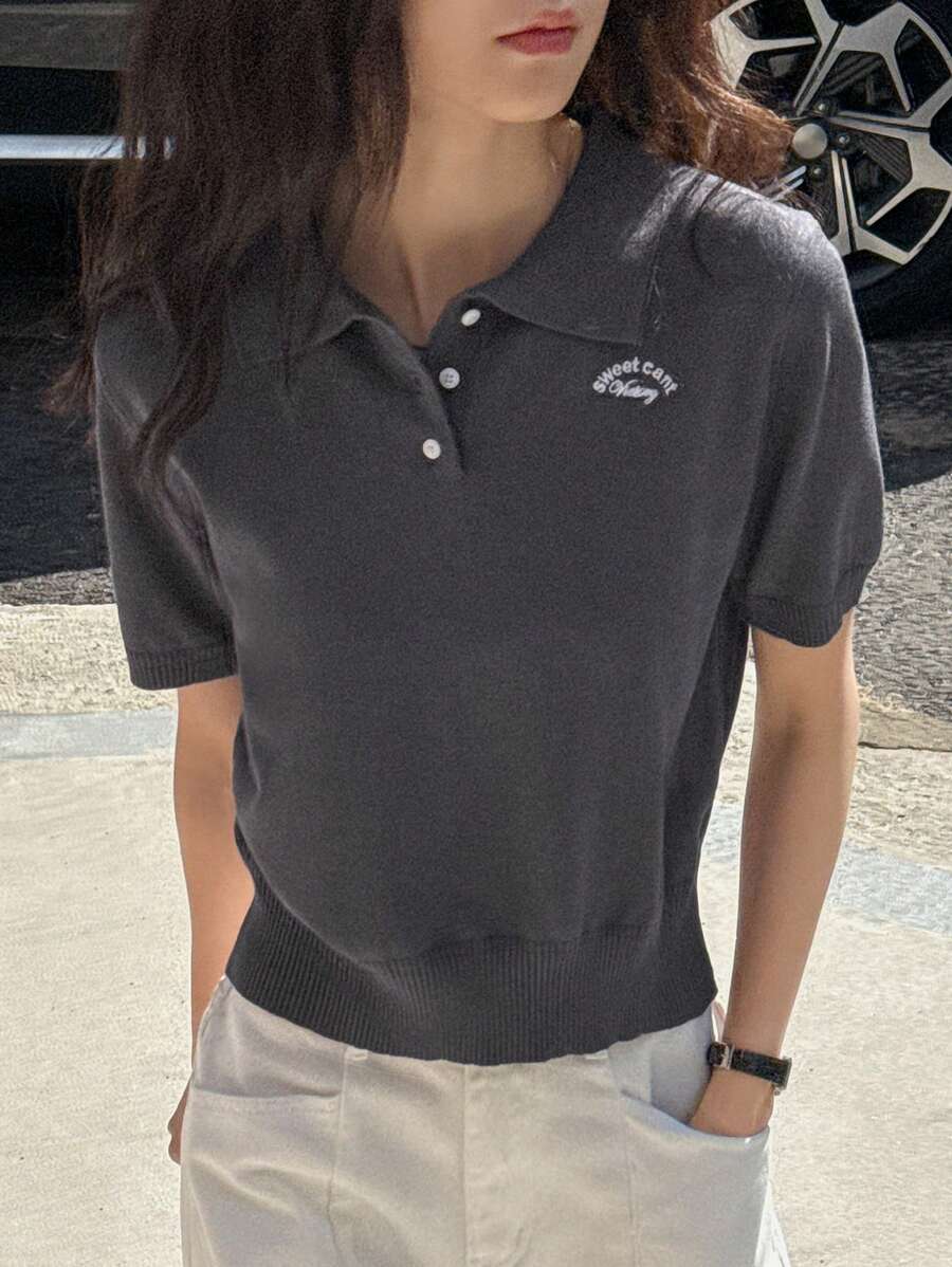 DAZY Blusa de punto de manga corta casual con bordado de letra y abotonado adelante para mujer