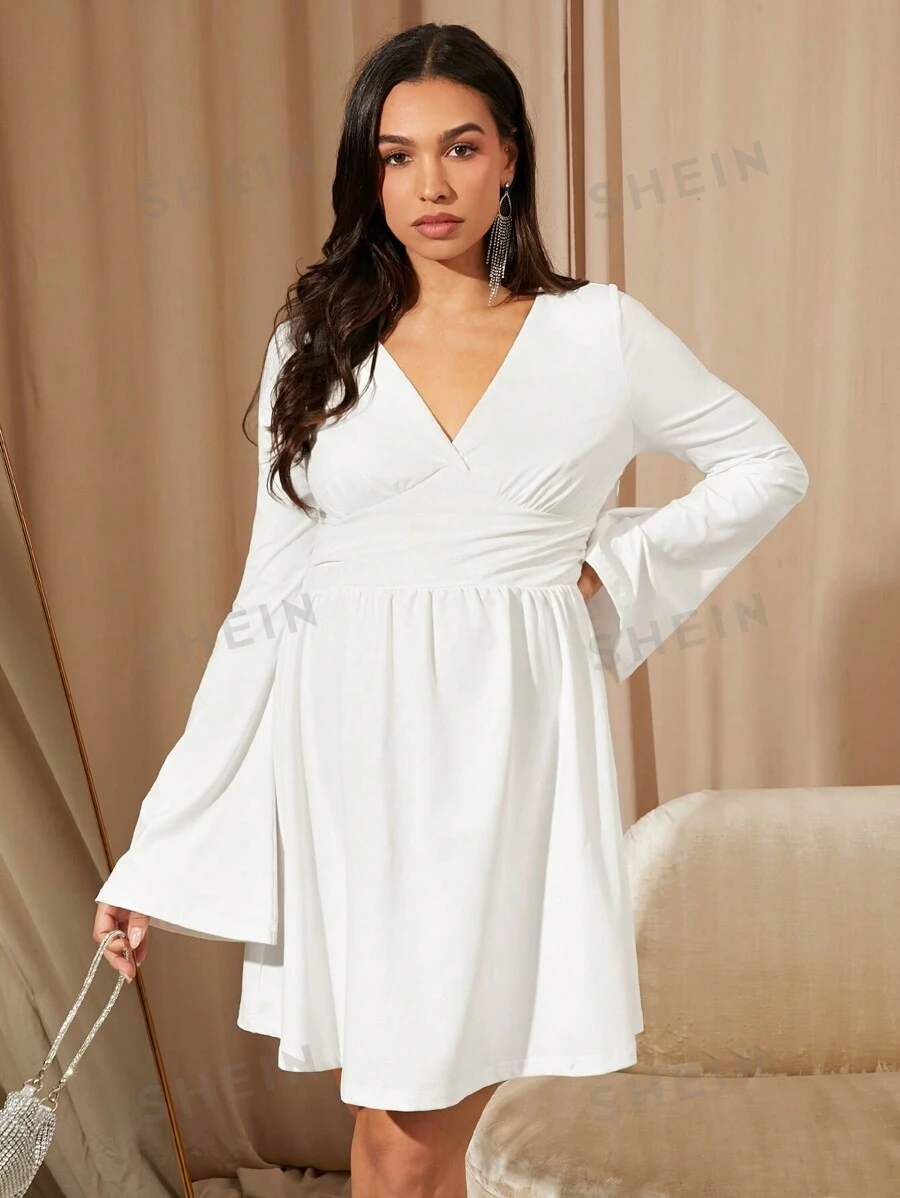 MaterniChic Vestido mini de manga larga con cuello en V profundo y volantes en las mangas, cintura ceñida, color blanco sólido y minimalista, ideal para uso diario y sexy. Apto para embarazo en otoño e invierno.