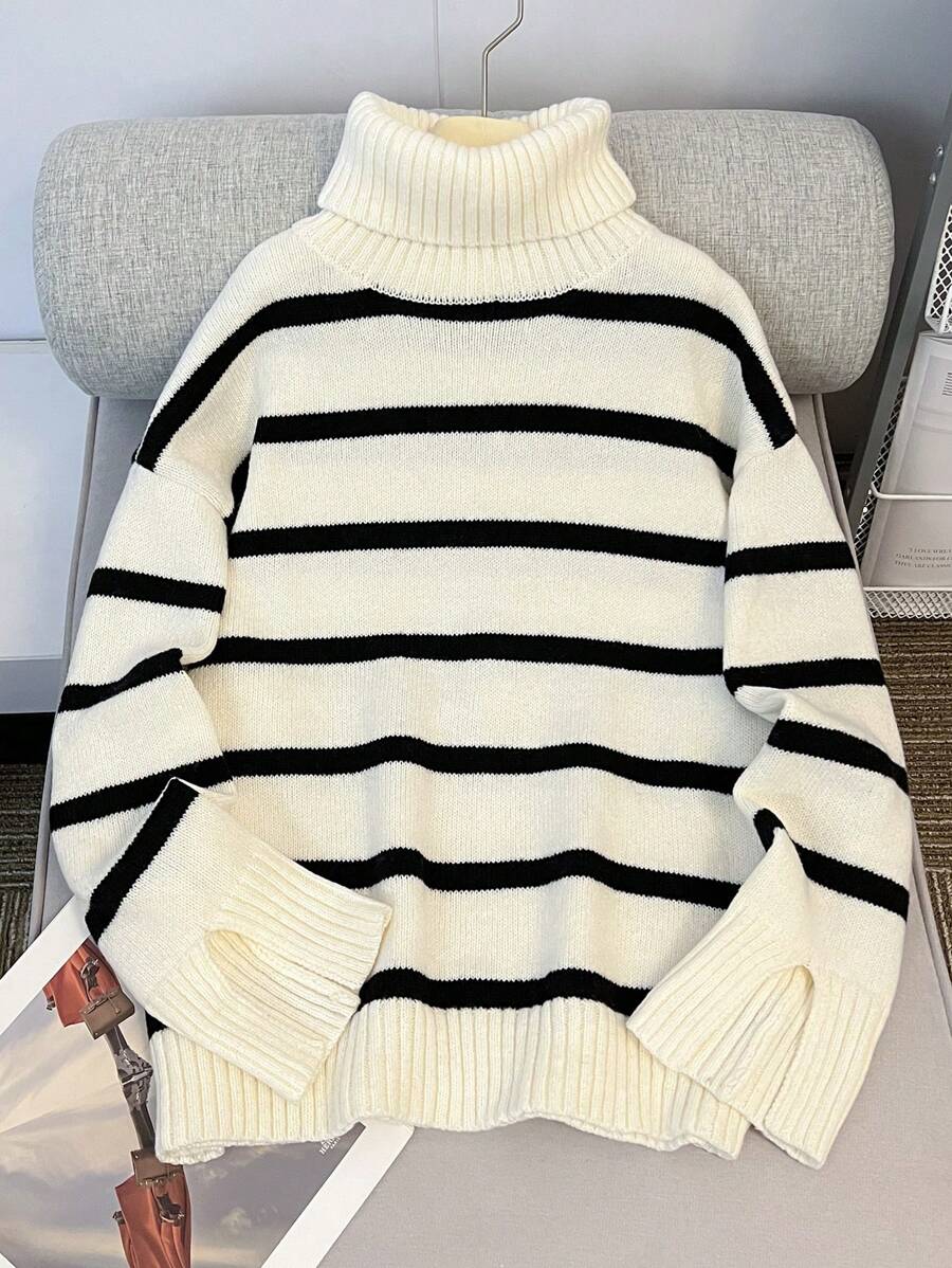 SHEIN 1 pieza Suéter cálido de cuello alto casual y cómodo con estampado a rayas en blanco y negro para adolescentes varones. Ropa de vuelta al colegio; ropa de otoño; ropa para chicos adolescentes; chaquetas de otoño; ropa de otoño y invierno