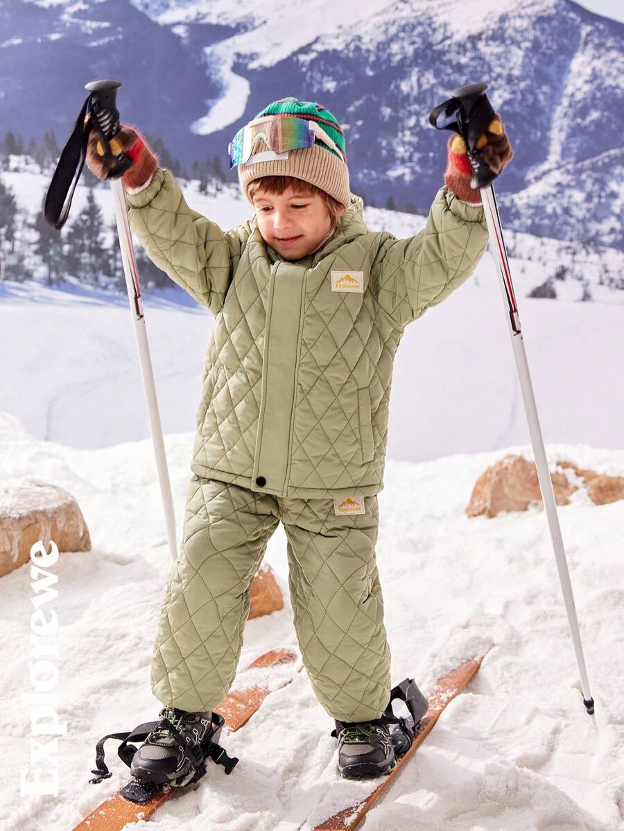 SHEIN Conjunto de 2 piezas de ropa de invierno para niño pequeño, incluyendo una camisa de manga larga con bolsillo parche y pantalones.