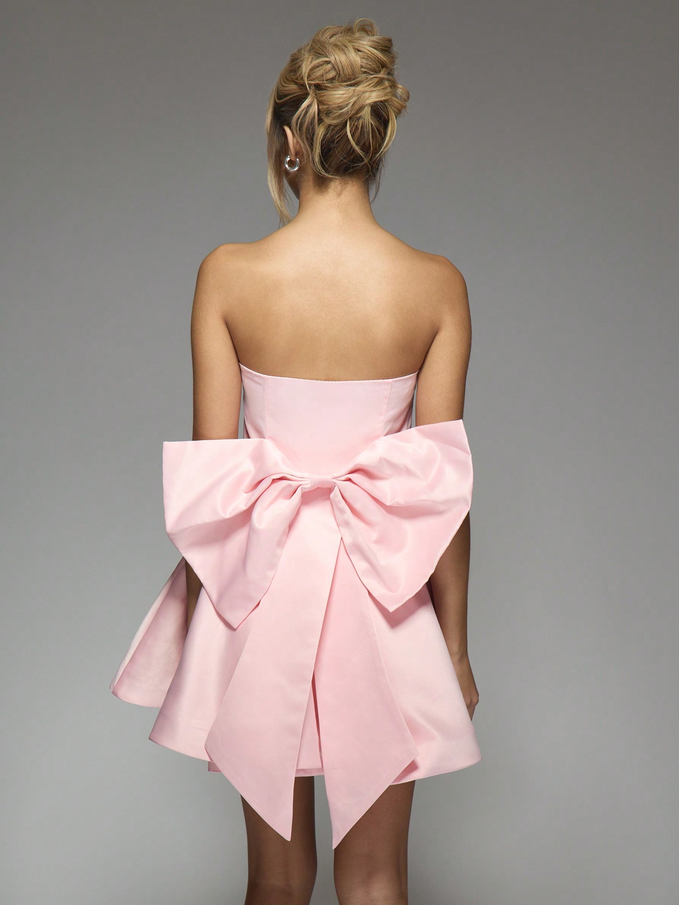 ヴァレンティのレッドストラップレスシルクミニドレス（リボンディテール付き 173138103659302a2adae0c473581b