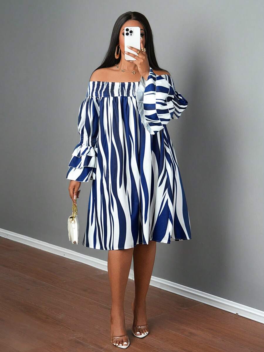 Slaydiva Herfst Casual en Elegante Eenlijnige Halslijn Met Meerlaagse Cake Bell Manchetten A-Zoom Jurk Losse All-Over Witte Onderkant Marineblauwe Golvenpatroon Bedrukte Damesjurk-C