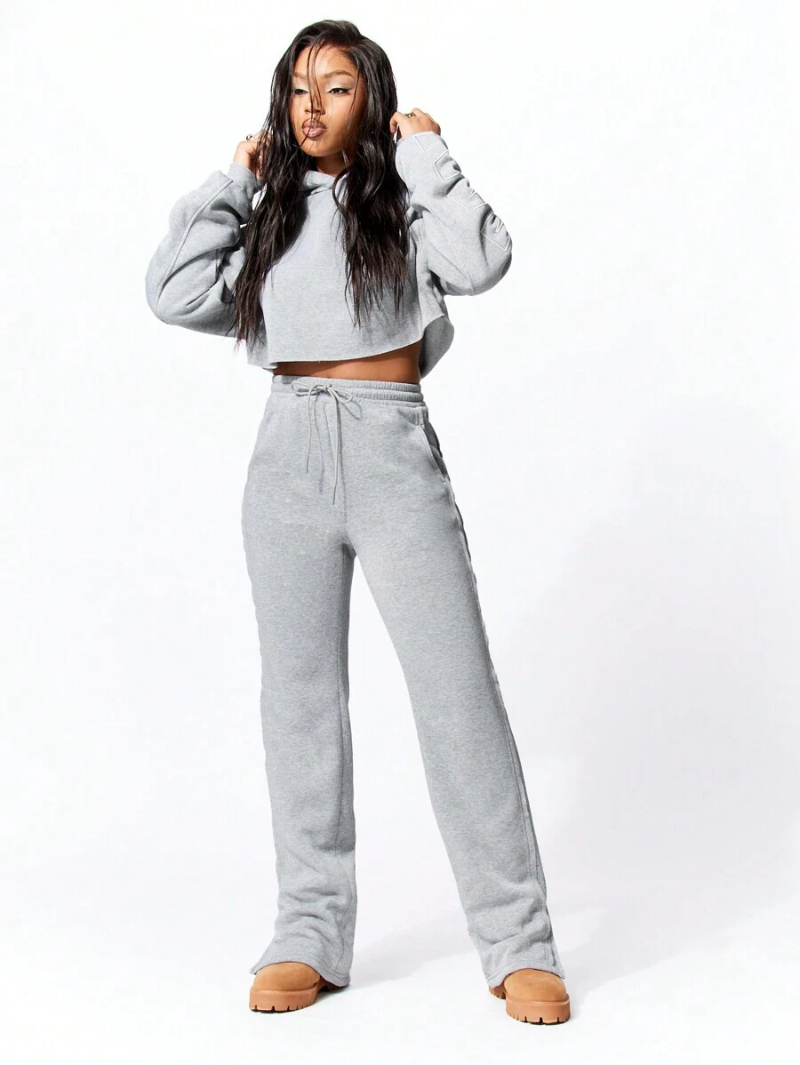 SUMWON WOMEN Crop Graphic Print Hoodie en Flared Jogger met Split Zoom Set