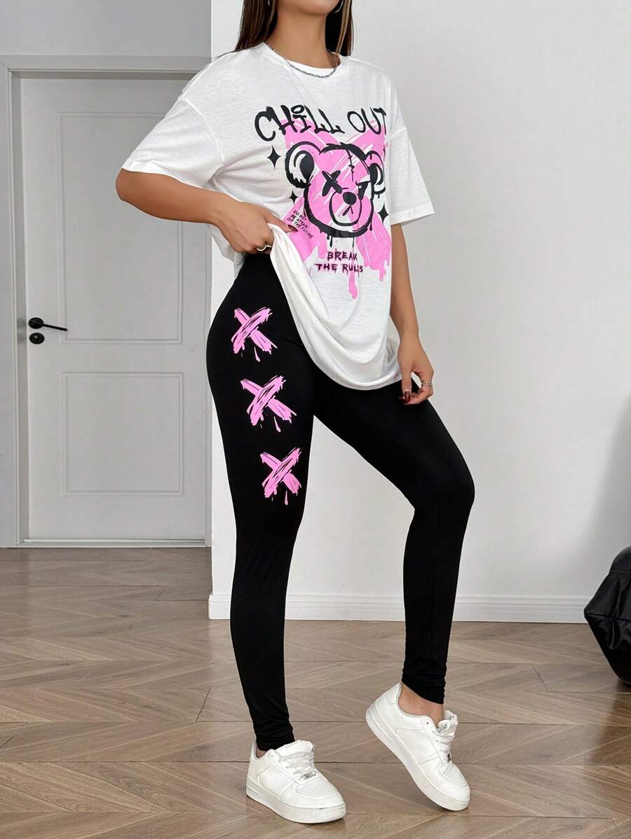SHEIN Set da ragazza adolescente di 2 pezzi, composto da maglietta oversize bianca con stampa di orsacchiotto e graffiti, e leggings neri da sport