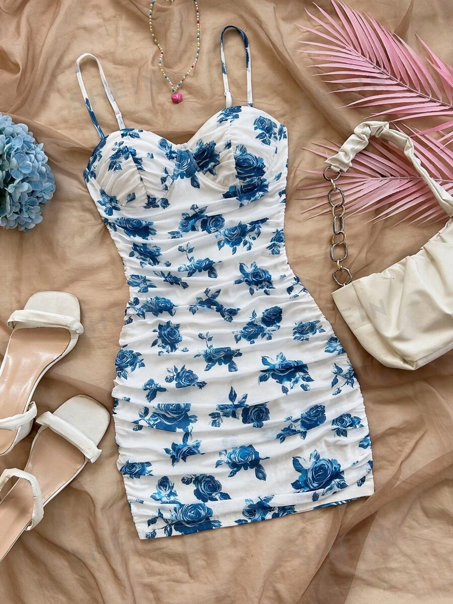 Soleia Vestido corto de slip casual con estampado de malla elástica con flores azules y blancas y pliegues, adecuado para vacaciones