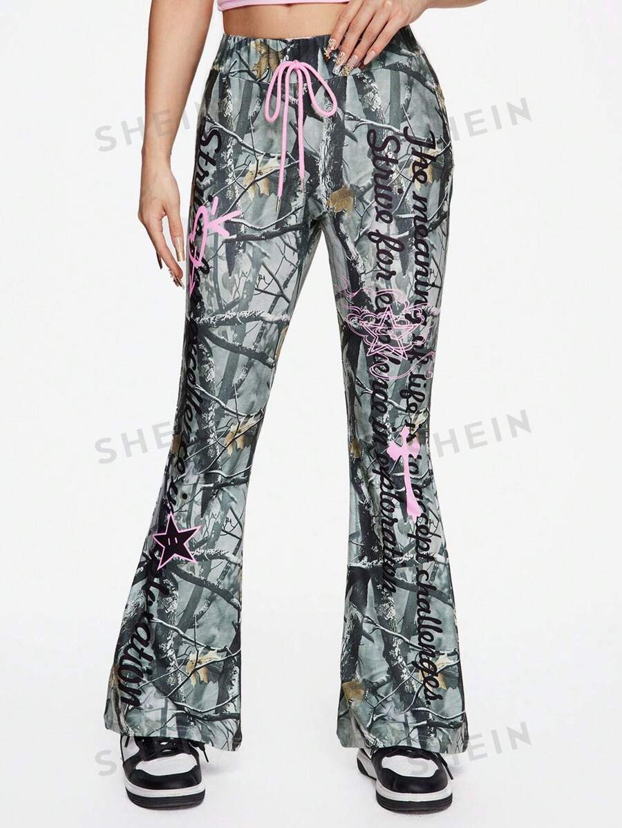 ROMWE Fairycore Pantalones de punto con pierna campana con estampado de camuflaje y graffiti