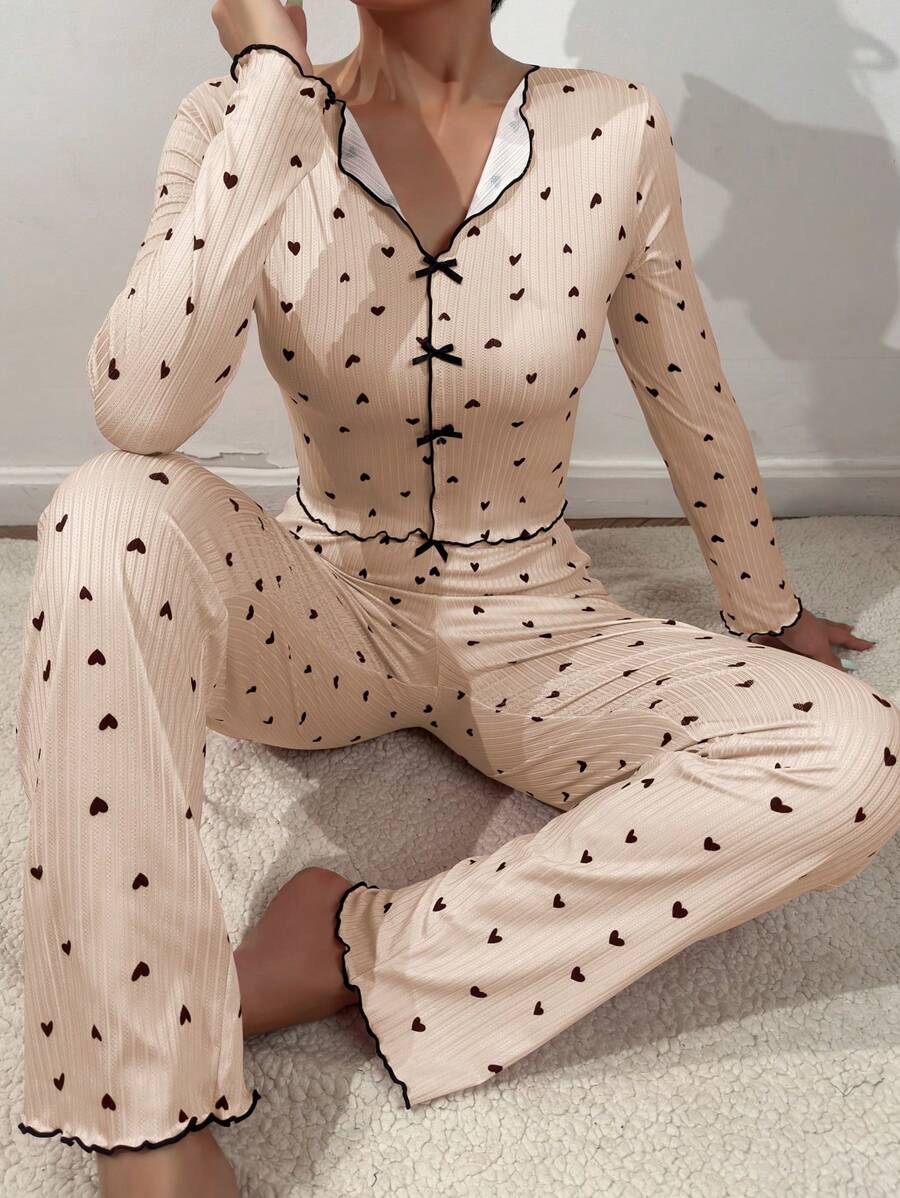 Ensemble de pyjama avec top ajusté et pantalon imprimé en forme de cœur avec décoration nœud papillon