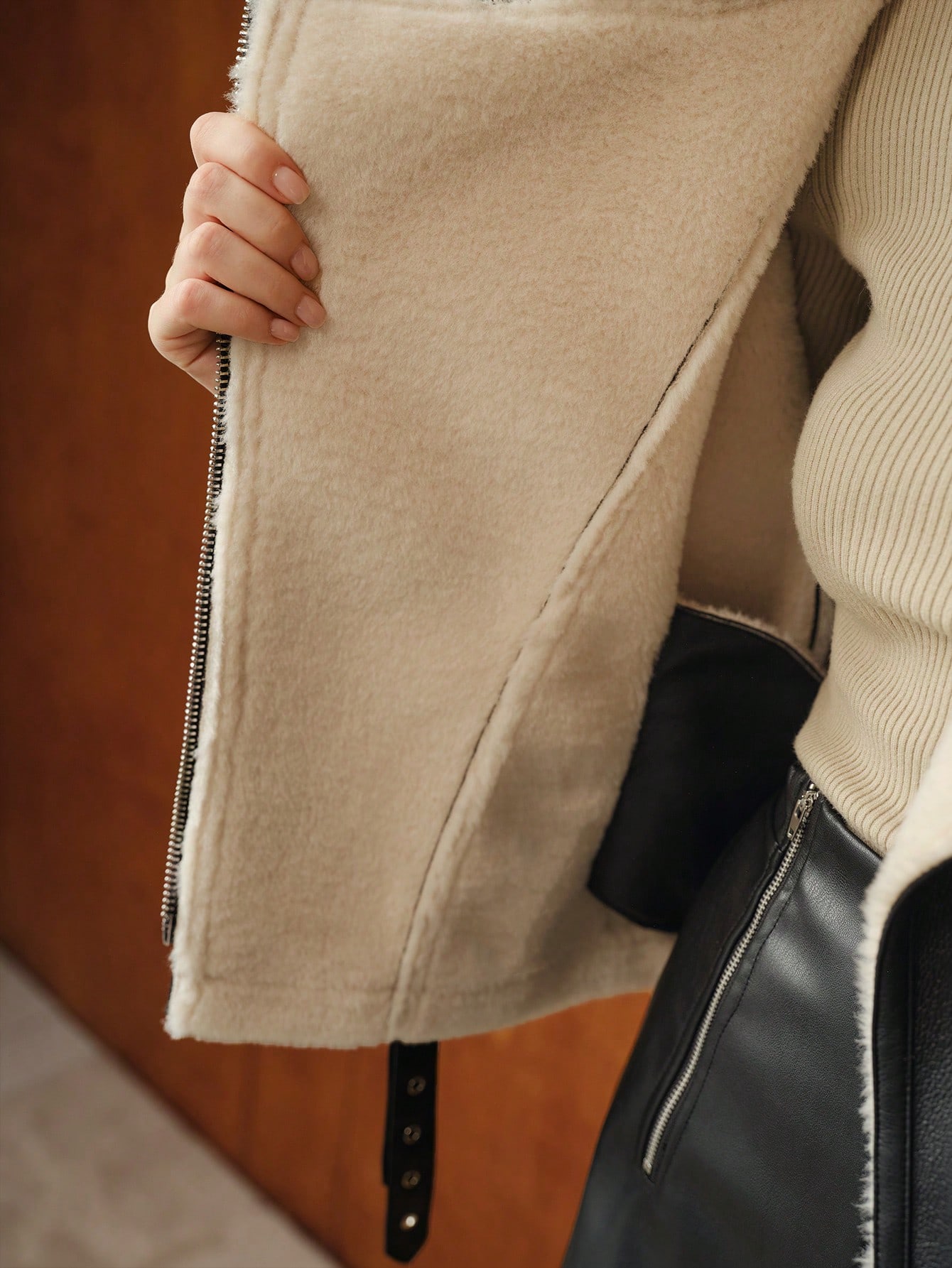 WOOL-LIKE CONTRAST PANEL BUCKLE DETAIL ZIP UP COAT｜Motf
