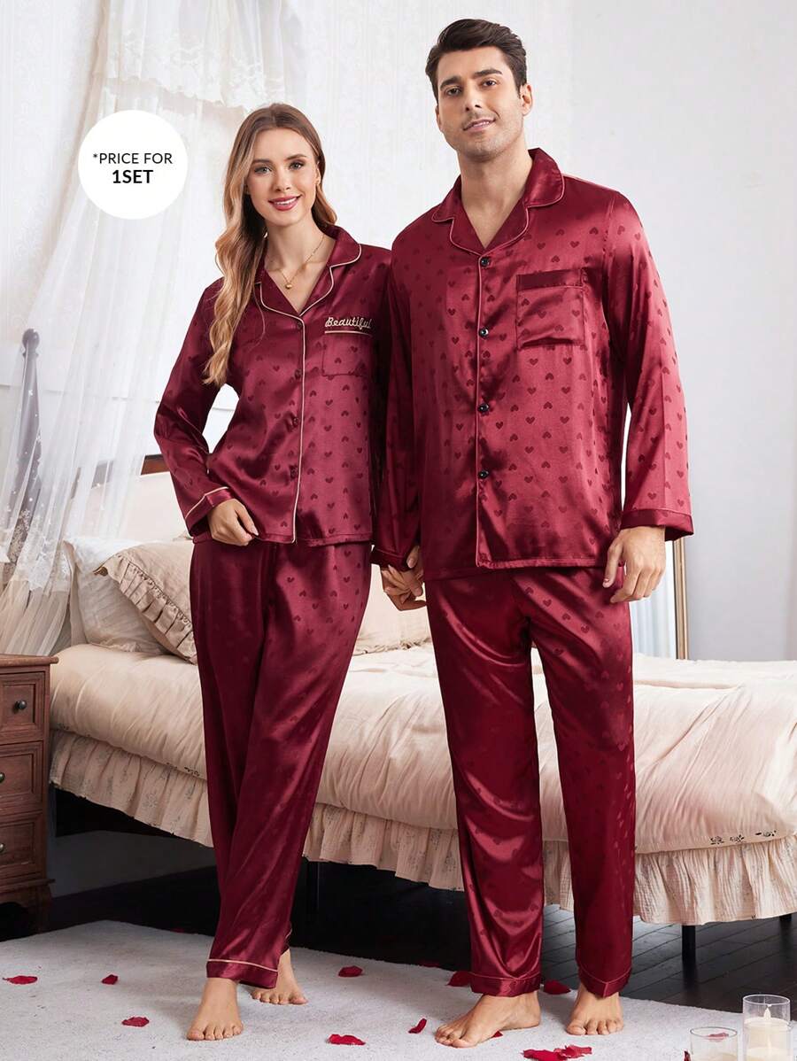 Manfinity CoupledUp مجموعة رداء نوم/ملابس بيتية للرجال طقم قميص نوم طويل الأكمام ذو أسور تصميم قلب أحمر ذو طوق على شكل صدرية من الحرير الاصطناعي قطعتان
