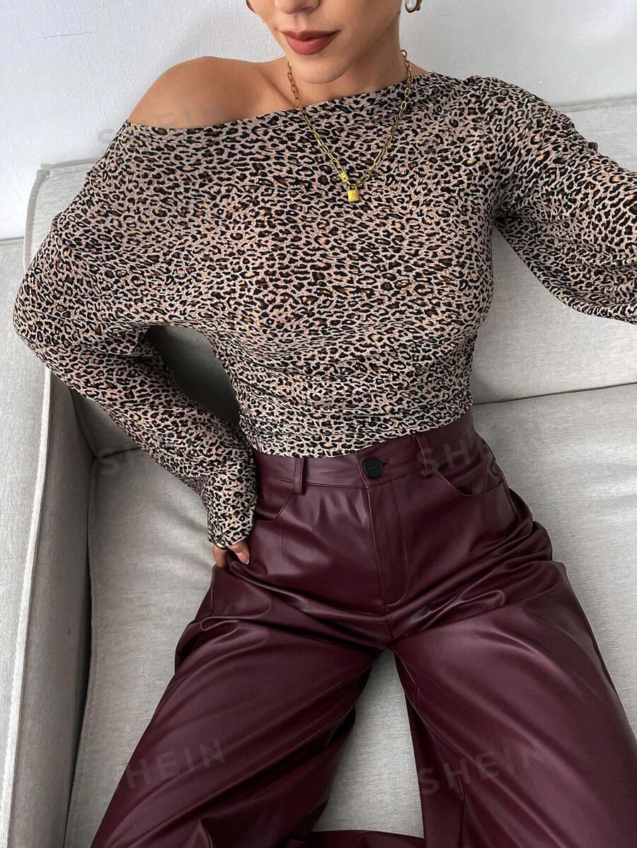 SHEIN Essnce Camiseta con hombros descubiertos y estampado de leopardo de estilo casual para mujer, un diseño minimalista y elegante para uso diario