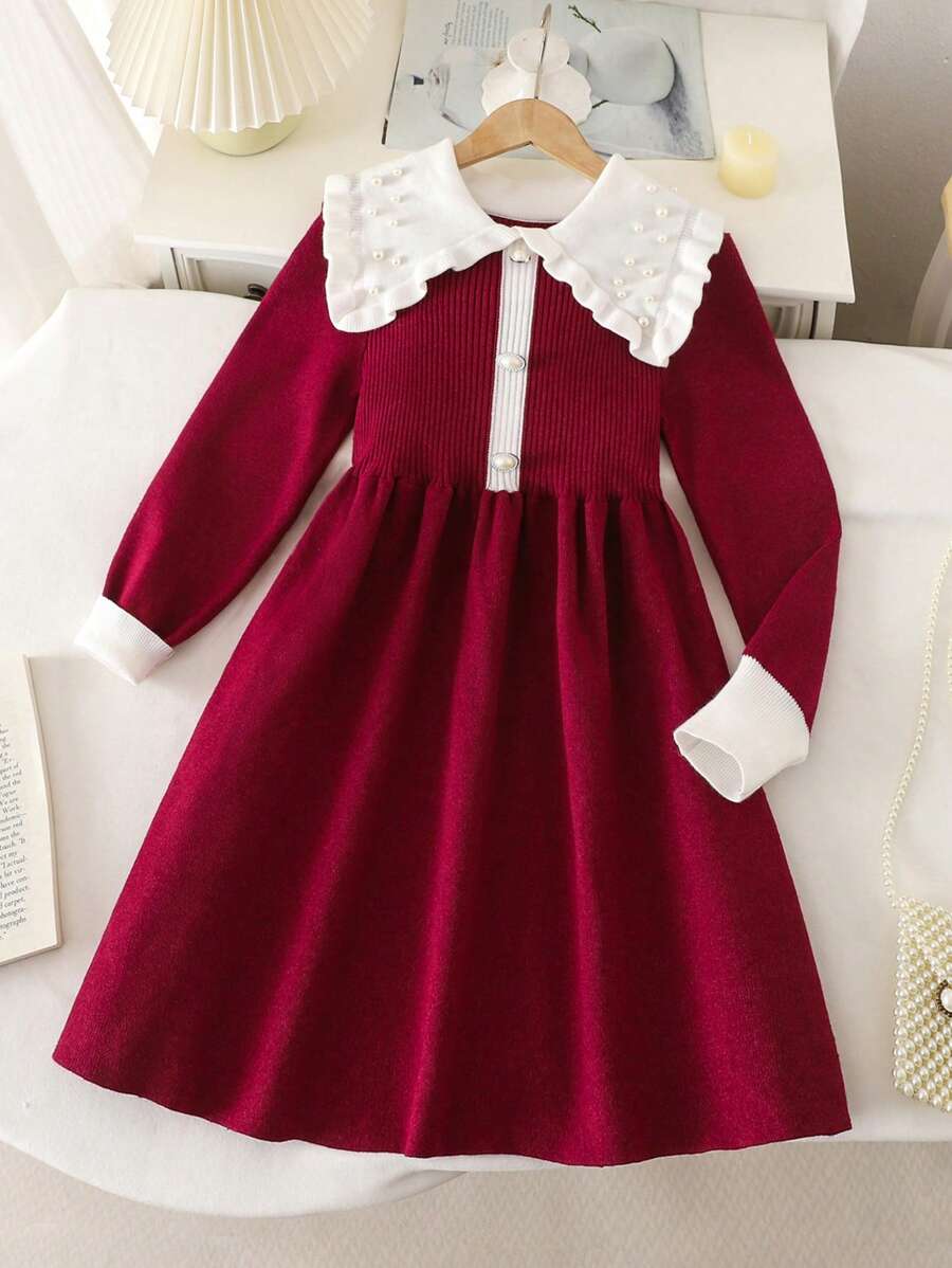 Robe-pull pour filles préadolescentes avec col oversize décoré de perles de faux, élégant et , couleur rouge angora à la mode, tissu doux et chaud. La conception côtelée ajustée ajoute de la sophistication, les couleurs contrastées et les perles de faux rehaussent la texture, convient pour un usage casual, les fêtes et les réunions de famille. Vivant et mignon, met en valeur les icônes de mode pour les filles.