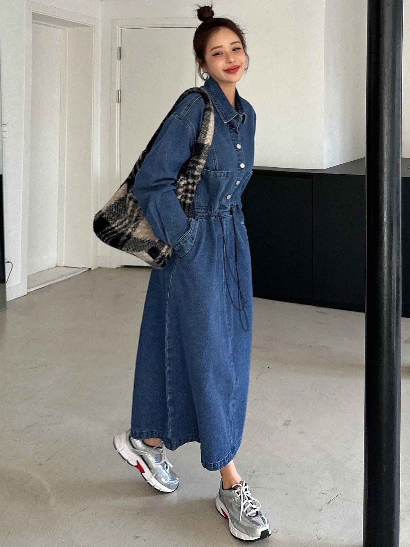 ウエストラインがきれいなカラーシャツワンピース、デニムパンツ付き｜DAZY