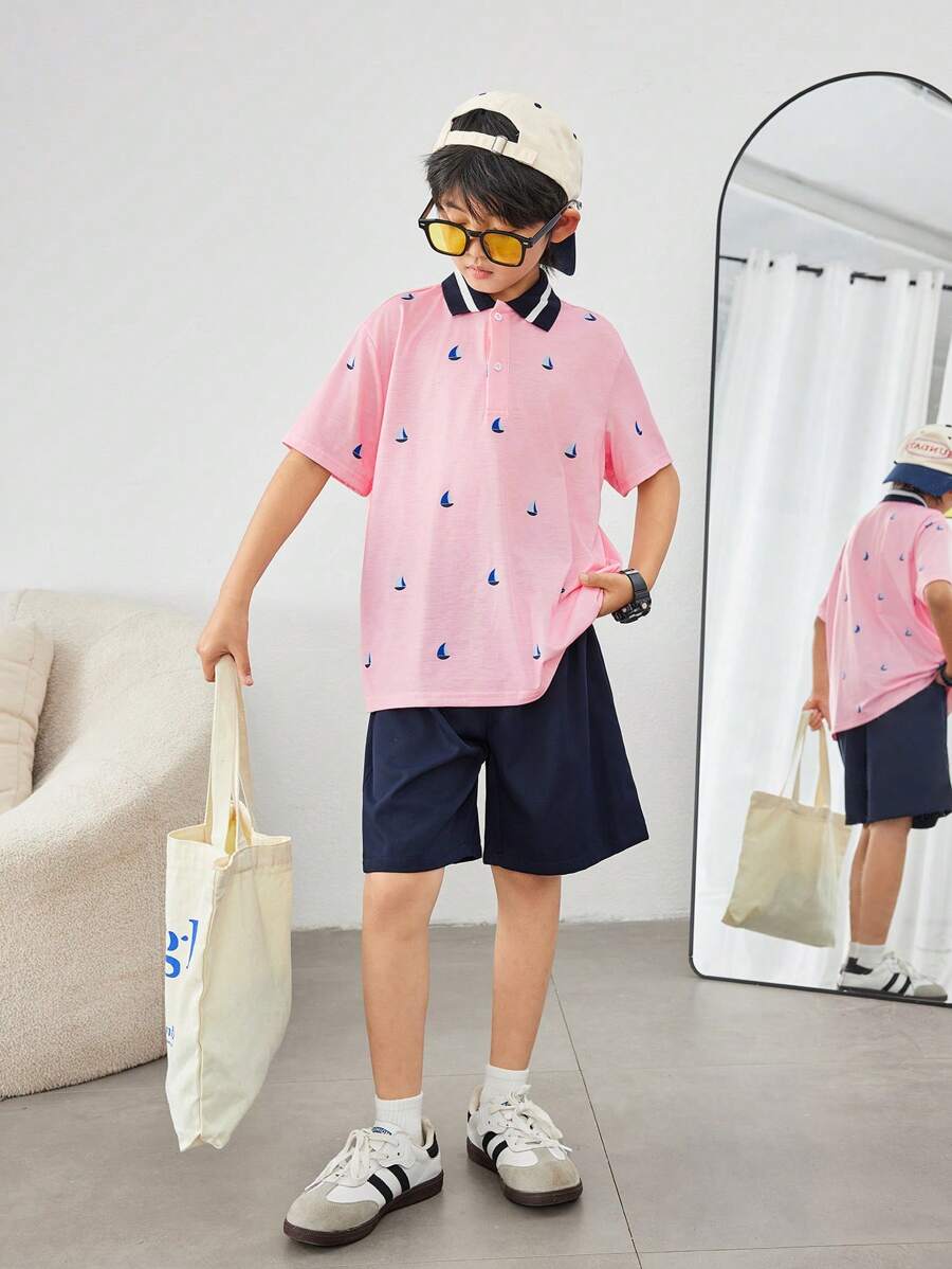 Tween Jungen Holiday College Set mit Polokragen, Segelboot-Aufdruck, kurzärmligem Pullover mit halbem Reißverschluss und einfarbigen Shorts