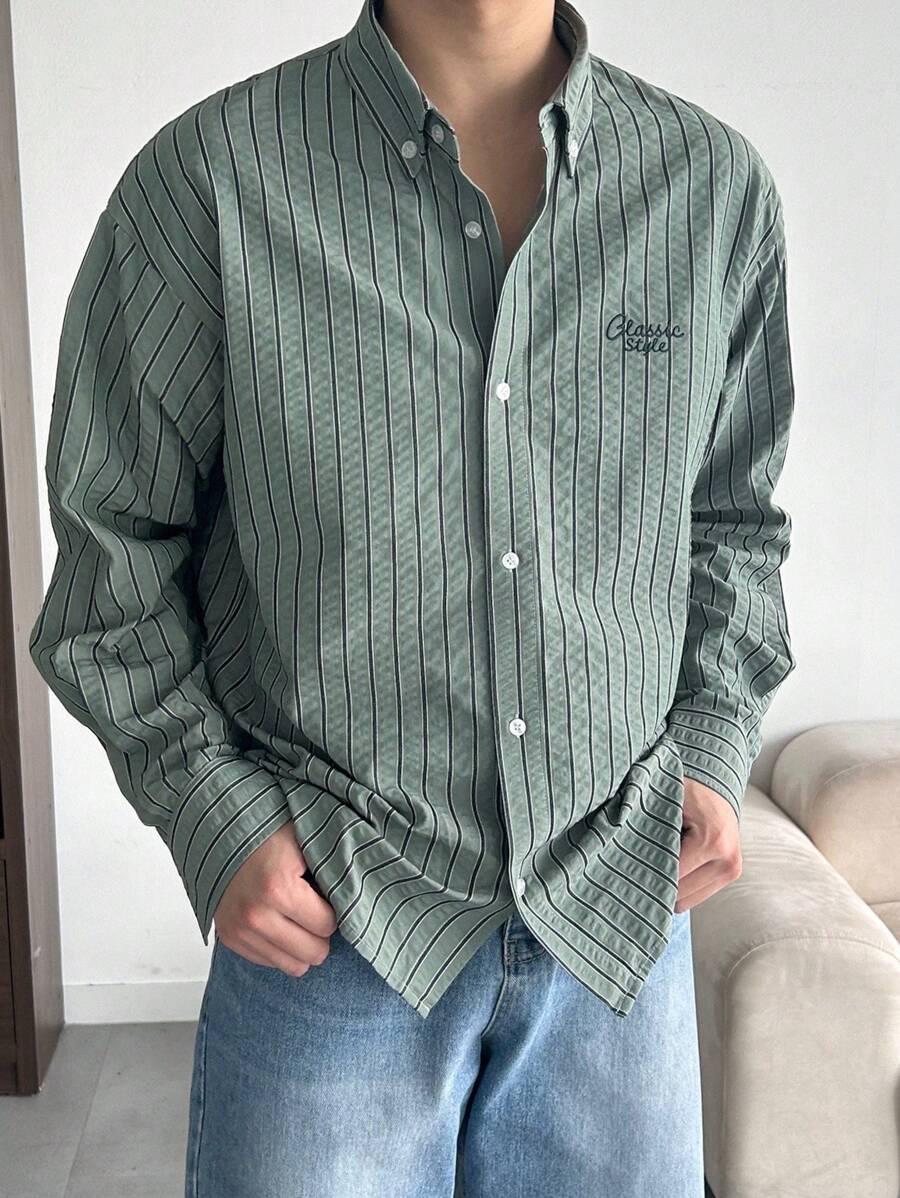 DAZY Camisa con textura de tela a rayas con bordado de letra pequeña para hombres