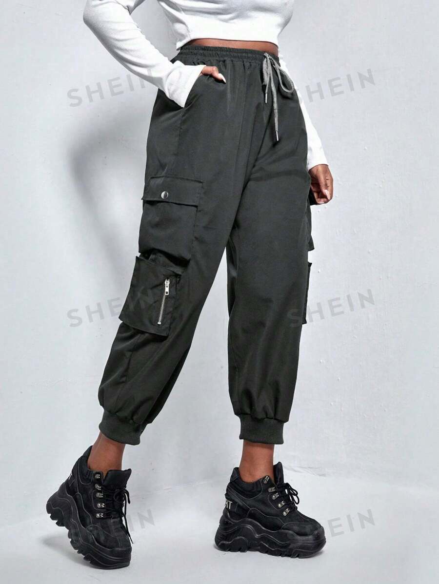 SHEIN EZwear Pantalones cargo negros de talla grande con bolsillo con solapa y cordón