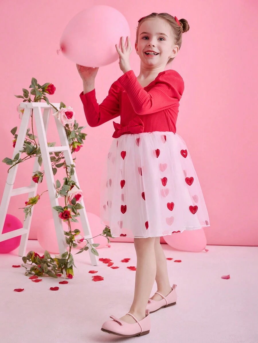 Glamorique Kids Vestido de manga larga con malla con diseño de corazón rojo para niña en el Día de San Valentín. El rojo es el color clásico que representa la pasión y el romance del Día de San Valentín. El patrón de corazón hace eco directo del tema emocional del Día de San Valentín, lo que le da a este vestido una calidez y dulzura visual para la festividad. El diseño de manga larga es adecuado para llevar en las temporadas de primavera y otoño del Día de San Valentín, lo que lo hace práctico y a la moda.