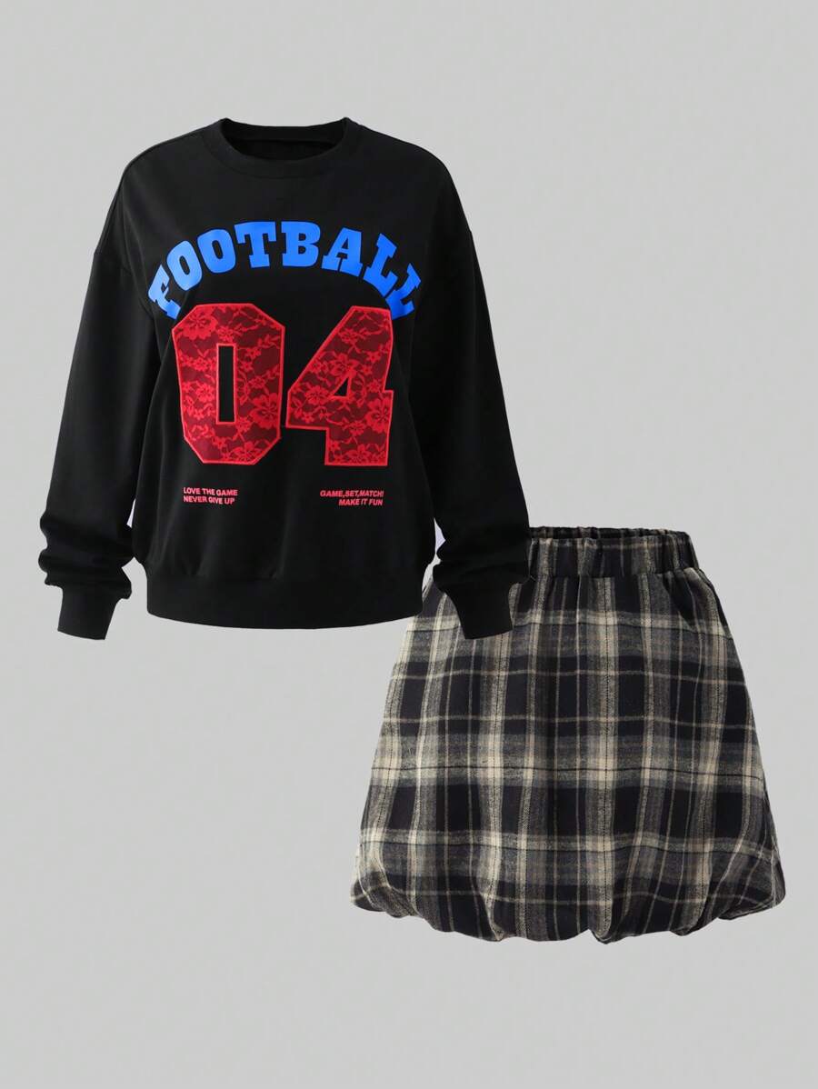 SHEIN Set de 2 piezas para chicas adolescentes: Parte superior con estampado de letras y números + Minifalda con volantes a cuadros, conjunto casual de atletismo