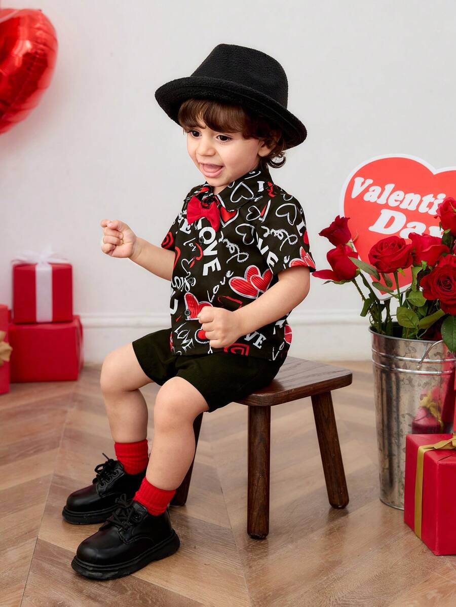 SHEIN 2pcs Baby Boy Valentine's Day Heart & Letter Graphic Contrast Color Bow Collar Short Sleeve Shirt & Elastic Waist Shorts Set, Suitable For Valentine's Day Party & New Year
