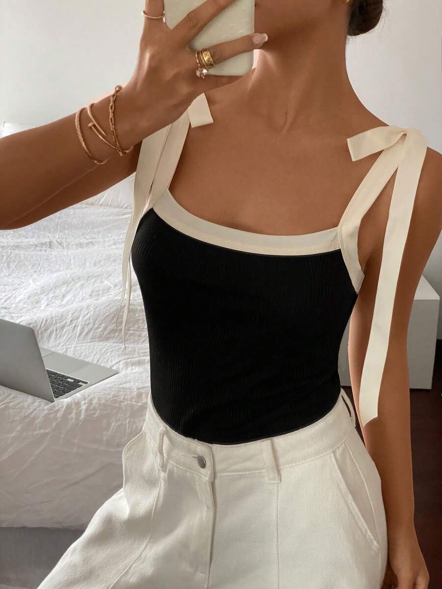 Serisse Effen patchwork blouse met brede bandjes en striksluiting voor dames, tanktop met contrasterende kleur en strik aan de voorkant, zwarte top, zwarte top met vierkante hals en Franse strik, dameskostuums, strakke top. Tanktop met contrasterende rand.