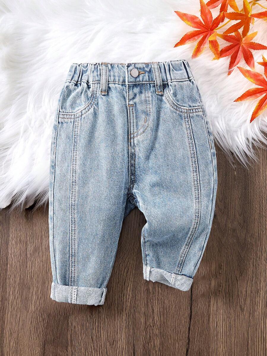 SHEIN Pantalon carotte en denim bleu clair ample et décontracté pour bébé garçon, avec style panneauté. Polyvalent et convient pour le port quotidien et les tenues du Nouvel An