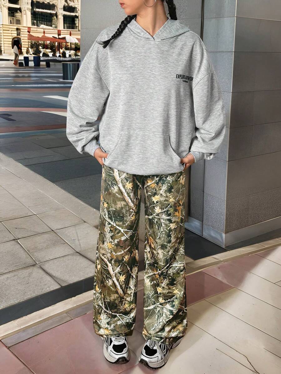 SHEIN Pantalones de punto a media cintura con estampado de camuflaje y ramas de árbol para adolescentes en otoño/invierno, sudadera con capucha gris con estampado de texto gráfico, pantalones cargo deportivos casuales y de regreso a la escuela