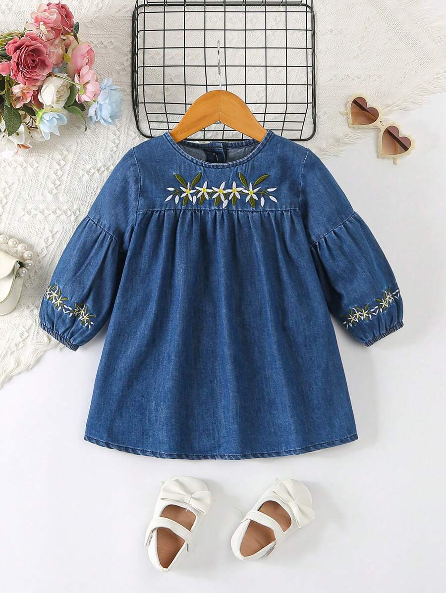 SHEIN Vestido vaquero holgado y cómodo con bordado floral y diseño con volantes en el bajo para niña bebé