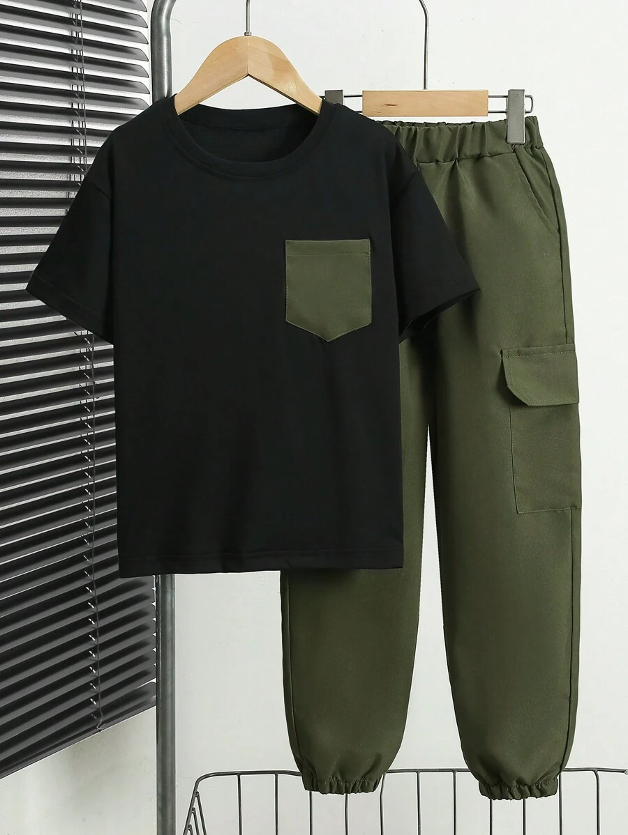 SHEIN Camiseta De Bolsillo Parcheado Y Pantalones De Solapa Para Chicos Preadolescentes