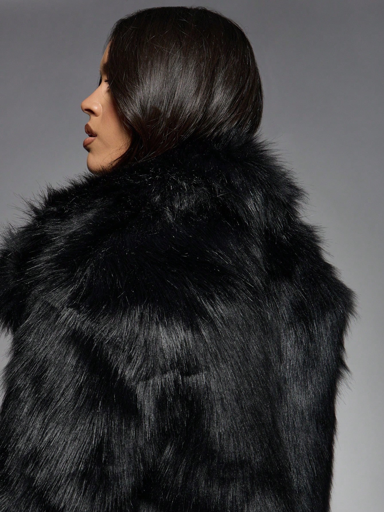 MISSGUIDED ふわふわクロップド丈フェイクファーコート｜MISSGUIDED