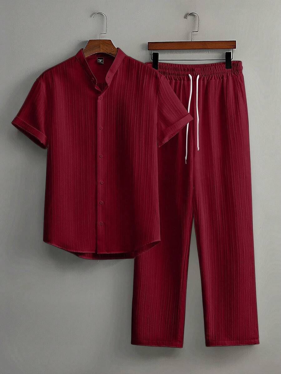 Manfinity Homme 2 pezzi Set uomo casual composto da camicia a maniche corte con trama monocolore e pantaloni a vita con laccio, in stile rilassato e gambe dritte. Set di abbigliamento da uomo con camicia e pantaloni.