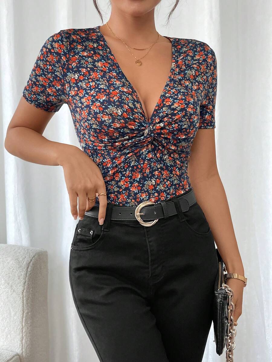 SHEIN Frenchy Camiseta casual de mujer con cuello en V, manga corta y estampado all-over