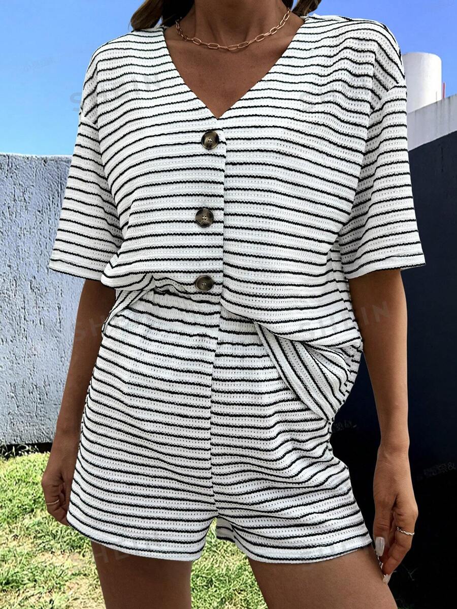 Breezaya Set de 2 piezas compuesto por top de manga corta con botones delanteros y rayas, y shorts para mujeres