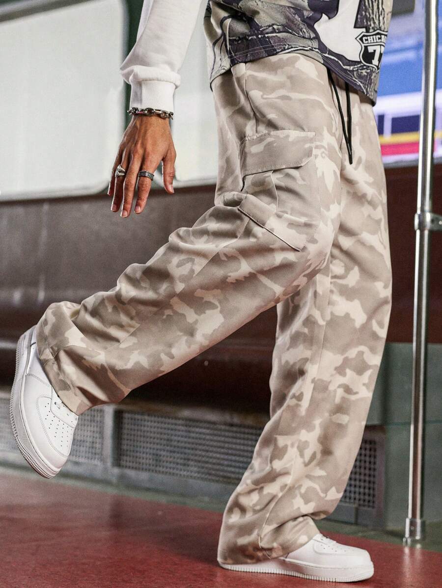 Manfinity Streetrush Pantalones casuales con bolsillos y amarre delantero estilo camuflaje para uso diario de hombres