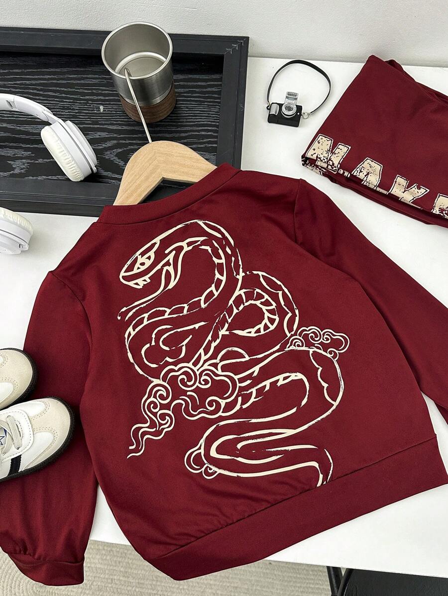 Set de 2 piezas de camisa de manga larga y pantalones con estampado de serpiente y letra para niños jóvenes en color burdeos