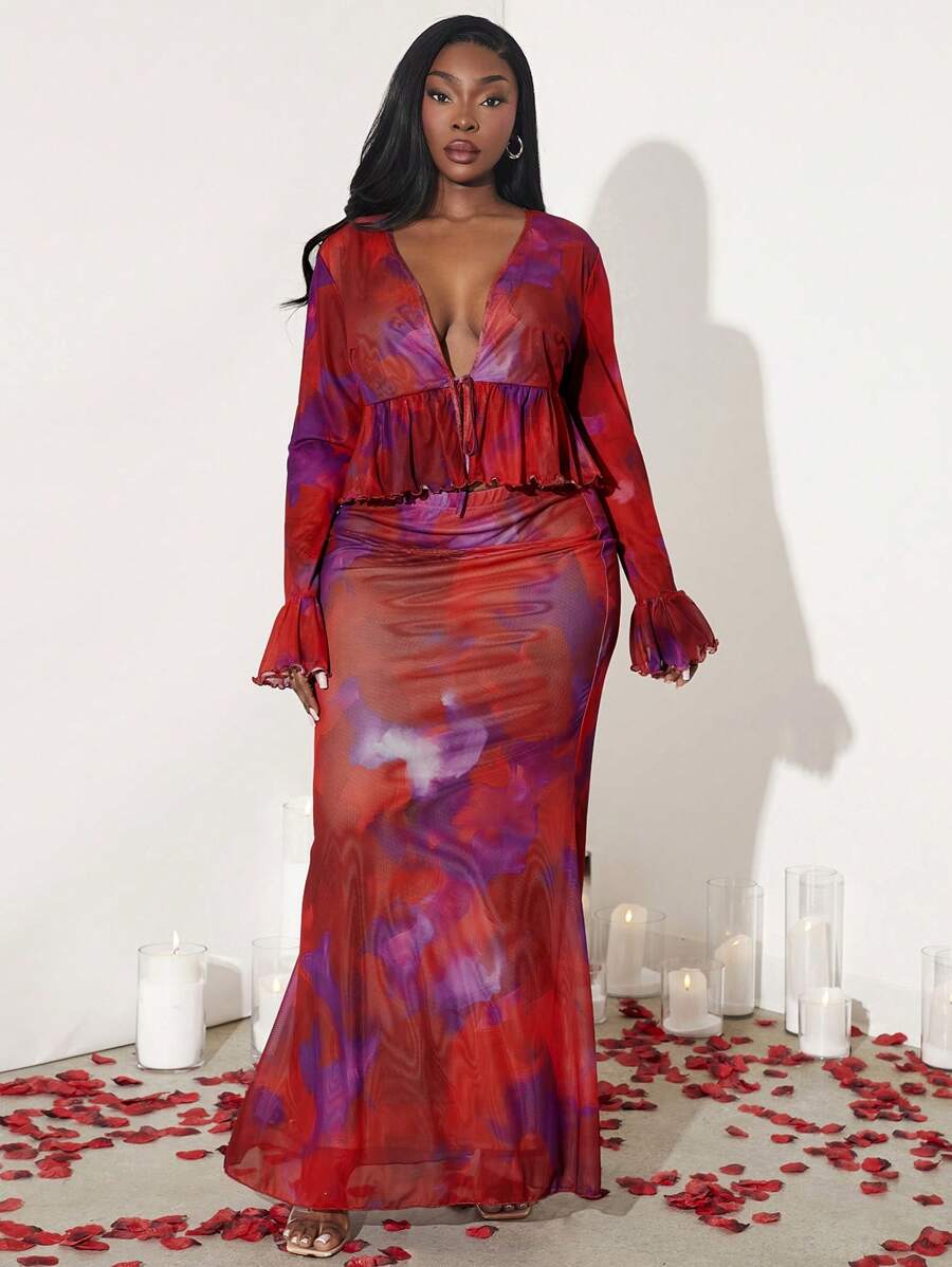 SHEIN SXY Conjunto de 2 piezas de talla grande para el Día de San Valentín, compuesto por una blusa de manga de campana con estampado de teñido anudado y una falda extra larga