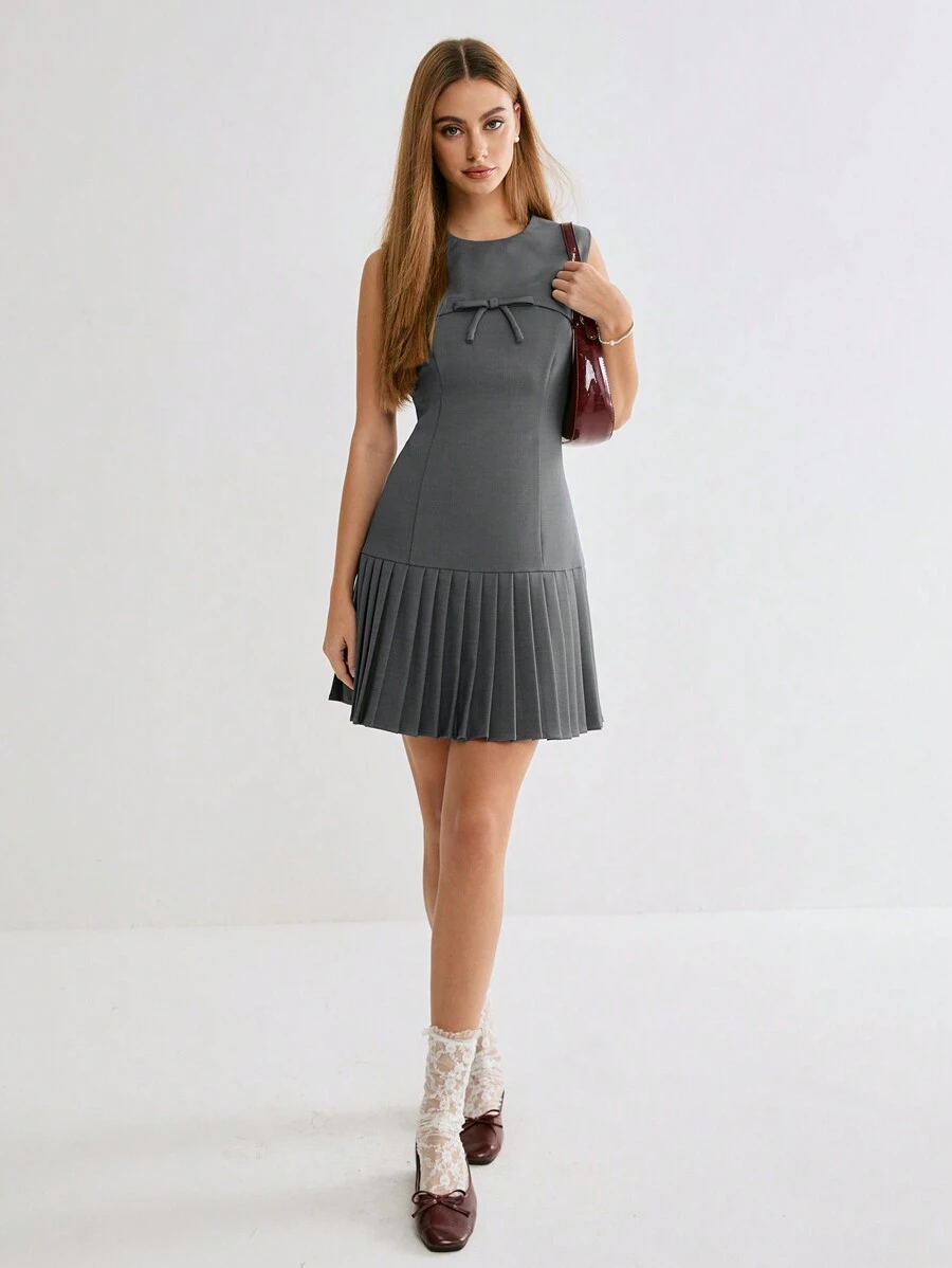 SHEIN X JIMENA & MATEO Enchnt Winter/lente romantische dames grijze strik ronde hals mouwloze geplooide zoom korte jurk, lief voor Valentijnsdag & kerstfeest & nieuwjaar & verjaardag & vakantie outfit & lief date night & dagelijks woon-werkverkeer, jurk