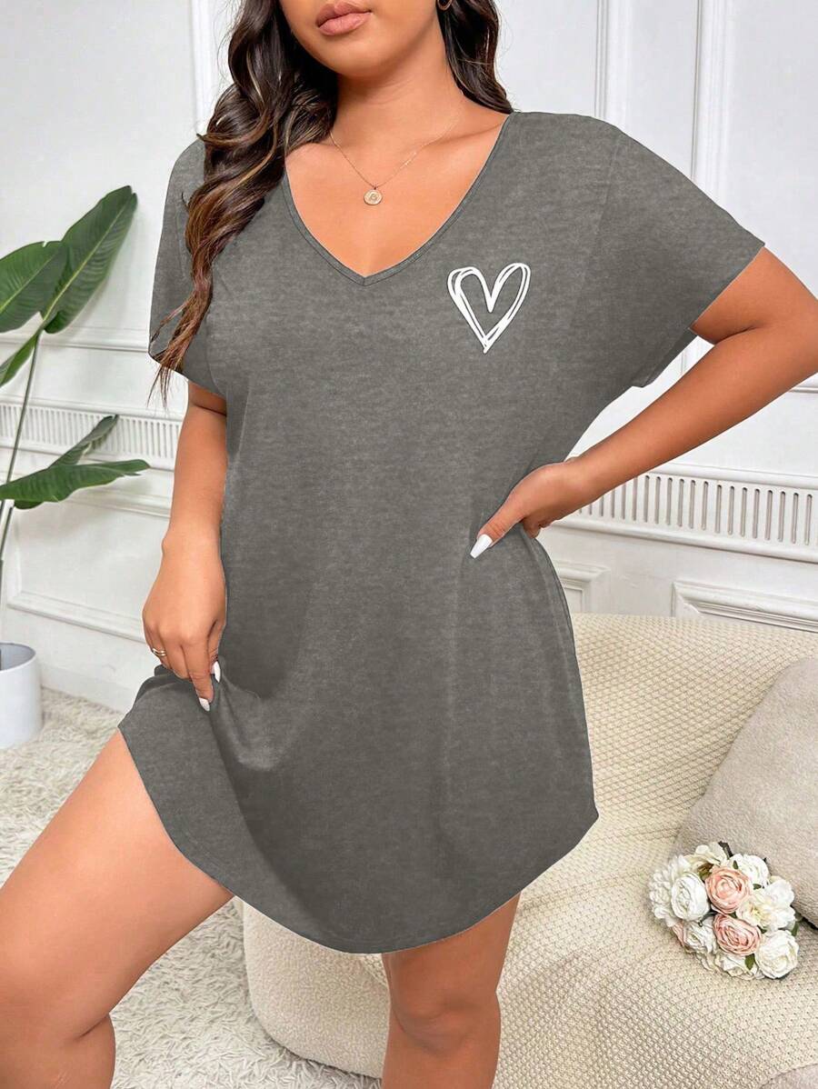 Camisón suave y acogedor con estampado de corazones para tallas grandes